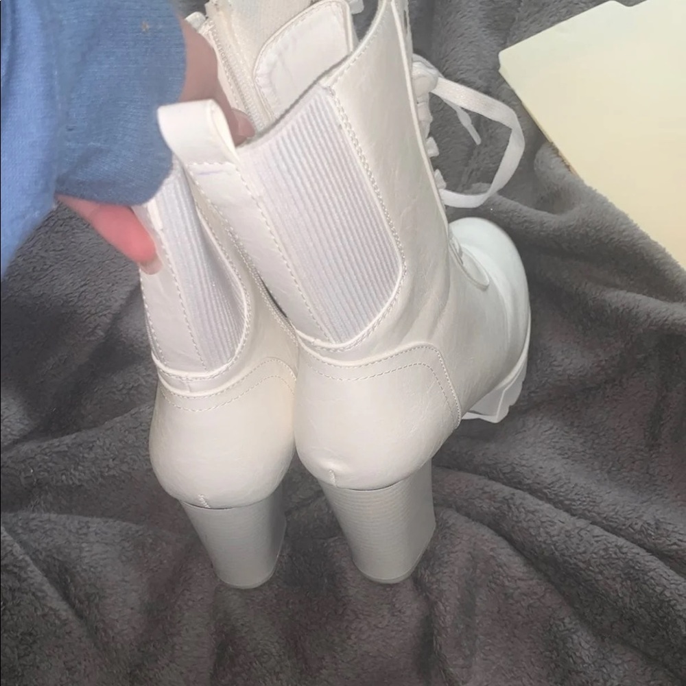 Size 8 women’s white boots